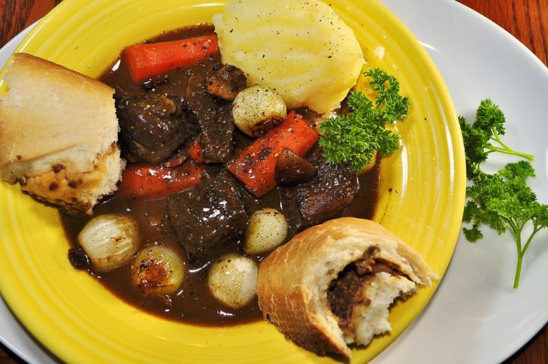 Bœuf bourguignon pour 100 personnes : quantités et recette